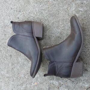 G By Guess “Tammie” Vegan Leather Ankle Boots in Brown Size 7